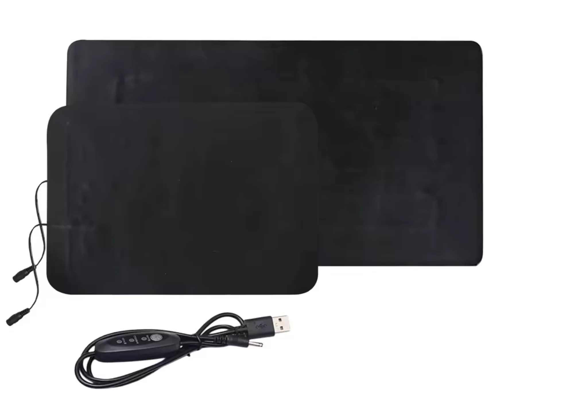 Twee zwarte USB-warmtematten voor zaailingen in verschillend formaat met regelaar en kabel