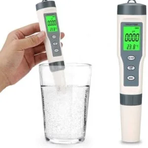 3-in-1 digitale watertester in een glas water naast een vrijstaande productweergave