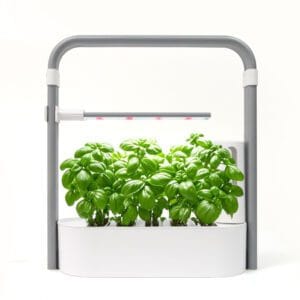 Sfeervolle productfoto van een wit hydrocultuur kweeksysteem met geïntegreerde LED groeilamp, geplaatst op een keukenblad. Het systeem is gevuld met frisse groene sla en laat zien hoe eenvoudig je thuis bladgroenten en kruiden kunt kweken.