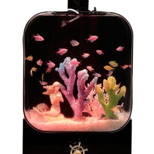 Frontaal productbeeld van een compact aquarium met afgeronde hoeken, LED-lamp bovenop en zwart onderstel met stuurwieldetail.