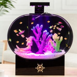 vaal aquarium frontaal op tafel met paarse LED-verlichting, plant op achtergrond en decoratie in het aquarium (vissen ter illustratie).