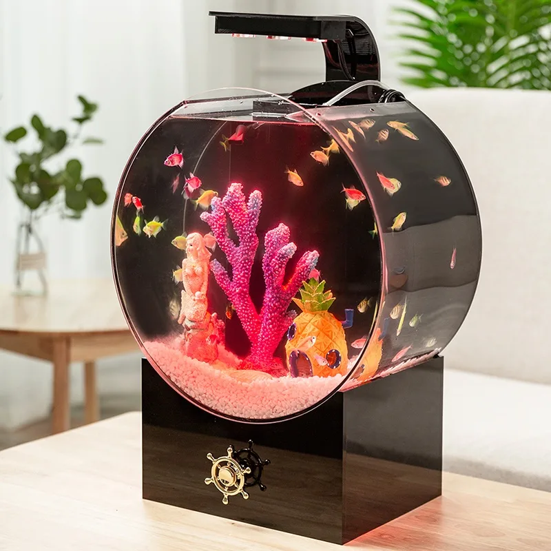 Lifestylefoto van rond aquarium op tafel in woonkamer, schuin aanzicht met rood LED-licht en decoratie (vissen ter illustratie).