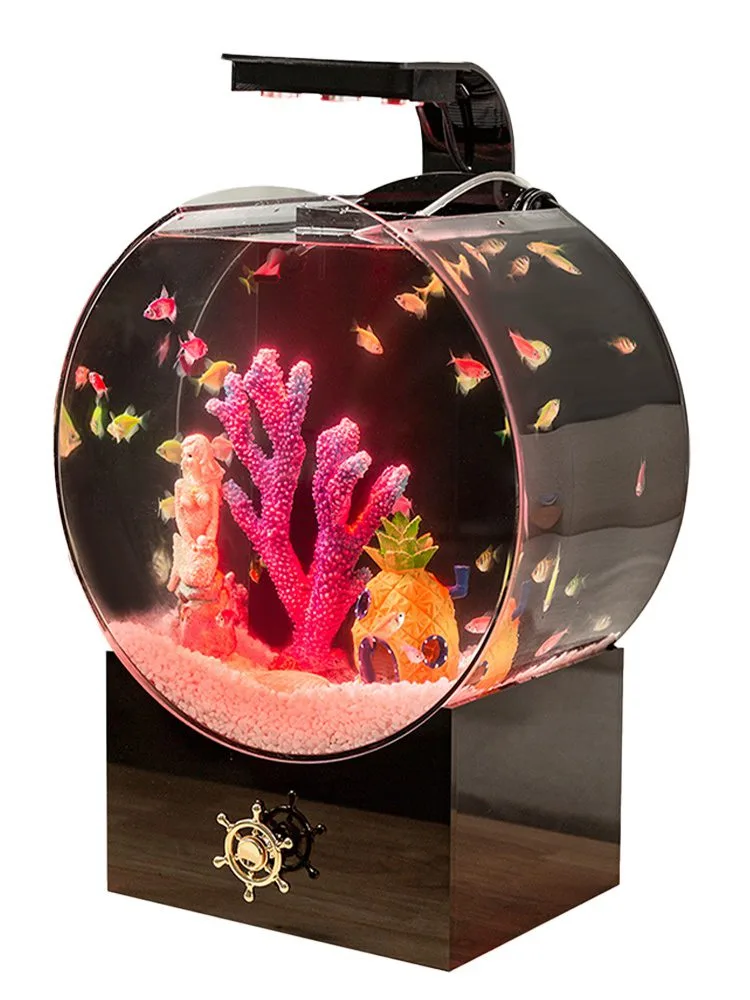 Schuin productbeeld van een rond aquarium op zwarte basis met warme rood/oranje LED-verlichting; decoratie en vissen ter illustratie.