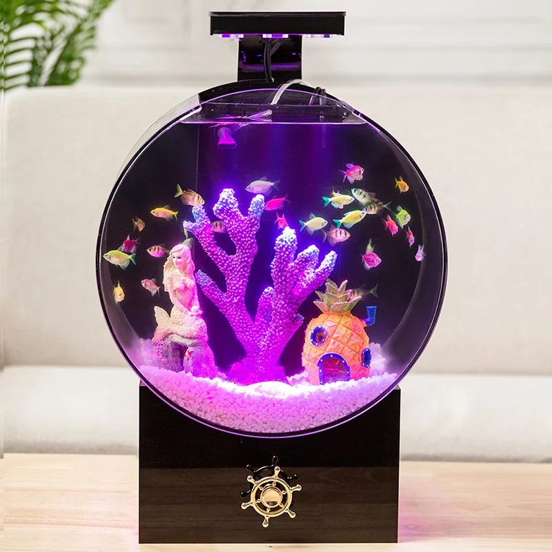 Rond aquarium op zwarte basis met paarse LED-verlichting, decoratie (koraal, zeemeermin en ananashuis) en vissen ter illustratie in een woonkameropstelling.