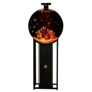 Vrijstaand productbeeld van rond aquarium op standaard met warme LED-verlichting en decoratie (vissen ter illustratie).