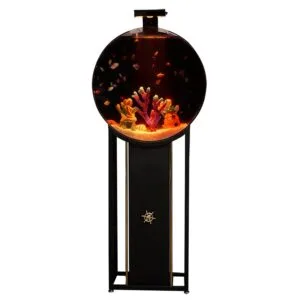 Vrijstaand productbeeld van rond aquarium op standaard met warme LED-verlichting en decoratie (vissen ter illustratie).